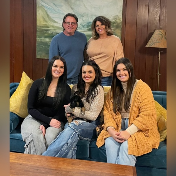 ❀♥︎ 𝓗𝓮𝓵𝓵𝓸, I’m Payton. Owner/founder of Love, Dax: a sustainable fashion co 💚 - Picture 7 of 8